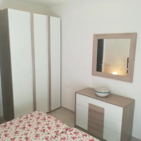 아파트 By The Sea *