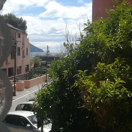 By The Sea 아파트 *