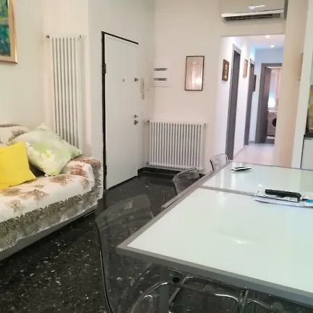 By The Sea מונטרוסו אל מארה